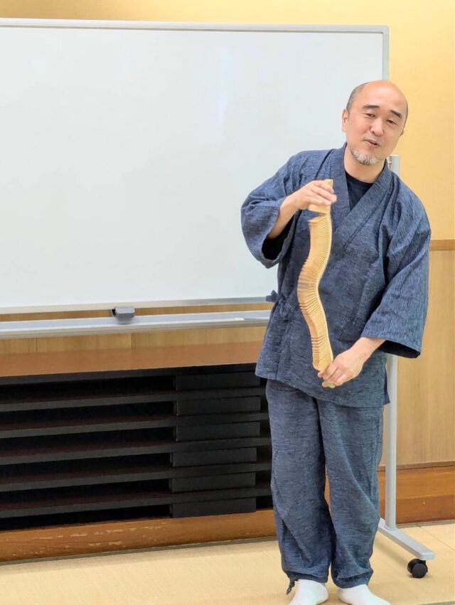 .
山上亮さんによる講座と整体についてのお知らせです。

野口整体とは、野口晴哉(のぐちはるちか)の作った整体法で、からだの持つ自然調整能力(ホメオスタシス)を十全に発揮するための体育です。「活元運動」や「愉気法」や「潜在意識教育」といったメソッドを通じて、からだが本来持つ力を素直に出せるような心身の使い方を身につけていきます。

.
「整体体癖講座」
会場 : starnet ZONE
日付 : 2025年8月23日(土)
　　 13:00-14:30 (90分)
金額 : ￥4,000

「整体的子育て講座」
会場 : starnet ZONE
日付 : 2025年8月24日(日)
　　 11:00 - 12:30 (90分)
金額 : ￥3,500 (お子様連れ可)

※残りわずかとなってきましたが、両日とも空きがございます。

【 野口整体 個人セッション 】

会場 : starnet 2F Gallery遊星
金額 : ￥6,000 (大人)
　　　￥4,000 (中学生以下)

日付 : 2025年8月23日(土)

[ 1枠30分の4枠 ]
15:00 - 15:30　満席
15:30 - 16:00　満席
16:00 - 16:30　満席
16:30 - 17:00　満席

日付 : 2025年8月24日(日)

[ 1枠30分の4枠 ]
13:00 - 13:30　満席
13:30 - 14:00　満席
14:00 - 14:30　満席
14:30 - 15:00　満席

※個人セッションは全て満席になりました。

ご予約は、ご希望の内容、お名前、ご連絡先を書いたうえで、starnet宛にお願いいたします。

・「体癖(たいへき)」とは

　体癖とは、野口整体のオリジナルの人間分類法で、人間をその運動習性や感受性の違いで分類したものです。人間は同じものを見ても全く異なった受け止め方をしますが、それは外からの刺激に対して反応する臓器や運動が、人によって異なるからなのです。ちょっとした言葉の選び方や働きかける角度や速度によって、スッと通る場合とまったく通じない場合があるのも、そのような体癖的感受性によるものです。

・「整体的子育て」とは

　整体は、治療ではなく「からだ育て(体育)」というのがその立処です。なのでからだがもっとも大きく成長する子ども時代を大切にしており、子育ての智恵や技術がたくさんあります。具合が悪くなったときの家庭での手当ての方法に始まり、こころを健やかに伸ばしていく言葉の掛け方や、子どもの体癖にあったお説教の仕方など、ちょっと知っておくと子どもとの生活に活かせるものがいろいろあります。

・「整体個人セッション」とは

　整体では、それぞれ個人のからだに触れながら、調整を行なったり、からだに合った体操や使い方を指導したりして、そのからだが本来持つ力を素直に発揮できるよう個人指導をします。いわゆる施術をイメージしていただければ良いと思います。一人およそ30分程度の時間をいただきます。

.
企画展「 能登ファミリー展 」
期 間： 2025年8月9日（土） - 8月24日（日）
会 場： starnet Gallery 遊星
休業日 13日（水）14日（木）20日（水）21日（木）

陶器　 能登実登利
陶器　 能登千加重
ガラス 能登朝奈　 @noto_asana
陶器　 山野邊孝　 @yamanobe_takashi
人形　 山上かさね @k_a_s_a_n_e
整体　 山上亮　　 @kasane_no_teshigoto

#starnet #スターネット #Gallery遊星 #益子
#能登実登利 #能登千加重 #能登朝奈 #山野邊孝 #山上かさね #山上亮 #陶胎漆器 #ガラス #パートドヴェール #野口整体 #人形
.

starnet
栃木県芳賀郡益子町益子3278-1
open : 11:00 am ~ 05:00 pm
closed : Wednesday Thursday
phone : 0285-72-9661
e-mail : starnet@starnet-bkds.com.