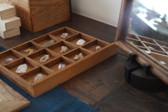 .
2025年11月1日(土)〜11月9日(日)
starnet2F Gallery遊星にて渡辺敦子さんによる『暮らしのおまもり展』を開催いたします。

◾️開催日
2025年11月1日(土)〜11月9日(日)
閉館日：11月6日(木)

◾️時間
11:00-17:00

◾️会場
starnet 2F Gallery遊星
〒321-4217　栃木県芳賀郡益子町益子3278-1
TEL　0285-72-9661

◾️ 渡辺敦子（プロフィール） @atsuko_w 
キュレーター／金継ぎ作家／パーマカルチャーデザイナー

2005年からstarnet ZONEスタッフとして主に展覧会やイベントの運営を担当する。starnetでは周辺の作家たちと共につくる自給自足の暮らしと、循環し環境負荷の少ない経済圏をつくることを学ぶ。
2008年、天然繊維の衣服と手仕事の生活道具を扱うセレクトショップ「かぐれ」を立ち上げ、ブランドディレクターを務める。都市でできる循環型の暮らしの種を蒔くことを理念として、企画展やワークショップも多数運営。
2015年、出産を機に岩手県遠野市に移住し、念願の奥山暮らしを経験。たくさんの野生生物の行き交う森での生活と、二人の娘の子育てに専念する。
2020年、コロナ期に陶芸作品の窯傷を金継ぎで直す活動「zen」を始め、JAPANHOUSE LONDONなど国内外のギャラリーで発表。各所で金継ぎ教室も開催。子どもの進学のため、2021年春より長野県御代田町在住。コミュニティの居場所「みよたの広場」の開所、運営に携わる。2026年春、軽井沢にカフェギャラリーをオープン予定。

◾️メッセージ
長い学生生活を送った後、飛び込んだstarnet。故馬場浩史さんが理想を体現させた、美しい暮らしを育むこの場所は、平和学と日本美術を学び、一人ひとりの小さな日常の積み重ねが平和な世界をつくるのでは、と感じはじめていた私の仮説を、確信に変えました。私たちはそこで、暮らすように働き、学んでいきました。同僚たちはそれぞれの分野で問いを持ち、何かを掴もうとしていたように、今振り返ってみると思います。starnetを卒業した後も、チルドレンたちはどこかで常に馬場さんの存在を頭上に感じながら、生活を紡いでいることでしょう。
あれから20年。私もしっかり歳を重ねました。人生も後半戦となり、身体も変化し続けます。この展覧会では、揺らぐ毎日の心と身体を暖め、整え、守るもの。拠り所となるものたちをご紹介します。
つくり手たちの澄んだ思いが形となった姿を、大切なこの場所でご覧いただけることがとても嬉しいです。馬場さんが設えた光も影も内包する空間は、置かれたものたちを受け止めて際立たせます。
皆さんの暮らしが、より心地よく安心なものとなりますように。

◾️展示作家：50音順
ai,（カシミヤ衣類・雑貨）@ai._store
宇宴（照明・スピーカー）@uen______
大澤哲哉（陶）@tetsuyaoozawa
OJAS PURE RAW CHOCOLATE（ローチョコレート）@ojas_rawchocolate
岳（戸隠竹細工）@teutisobagaku
川井有紗（絵画）@kawaiarisa_ens
功刀匡允（編組品）@masamitsukunugi
笑達（絵画）@syotatsu_ekaki
せつ（鉱物・装身品）@setsu_hiromi
野原（衣服）@__nohara_
八燿堂（雑誌・書籍）@mahora_book
PUENTE（アルパカ衣服）@puente_alpaca
MAKI TEXTILE STUDIO（インテリア・衣類）@maki.tex
三浦ナオコ（陶） @miuranaoko___
Rom（瓶詰め） @atelier.rom

#starnet #スターネット #益子
#渡辺敦子 #暮らしのおまもり展
#ai, #宇宴 #大澤哲哉 #ojaspurerawchocolate #岳 #川井有紗 #功刀匡允 #笑達 #せつ #野原 #八燿堂 #puente #makitextilestudio #三浦ナオコ #rom #カシミヤ #雑貨 #照明 #スピーカー #陶器 #編組品 #鉱物 #装身品 #アルパカ #インテリア 

starnet
栃木県芳賀郡益子町益子3278-1
open: 11:00 am ~ 05:00 pm
closed: Thursday
phone: 0285-72-9661
e-mail: starnet@starnet-bkds.com