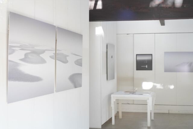 .
2025年11月15日（土）- 11月30日（日）
starnet ZONEにて中村裕紀写真展『 収 斂 花 Convergence Nodes: Duration(∫) 』がはじまりました。周辺の紅葉とあわせてお楽しみください。

中村 裕紀 写真展｜双華 Convergence Nodes: Duration(∫) and Discreteness(Σ)

収 斂 花 Convergence Nodes: Duration(∫)
会 場　starnet ZONE
starnet_mashiko 

収 斂 華 Convergence Nodes: Discreteness（Σ）
会 場　Art into Life
@art_into_life.jp 

▪️開催日
2025年11月15日（土）- 11月30日（日）
休廊日：11月19日（水）・20日（木）・26日（水）・27日（木） 

▪️時間
11:00-17:00

▪️会場
starnet ZONE
〒321-4217　栃木県芳賀郡益子町益子3278-1
TEL　0285-72-9661

▪️作家からのメッセージ 
本企画『 双 華 Convergence Nodes: Duration(∫)and Discreteness(Σ) 』は、持続と離散という二つ の時間位相を写像過程に織り込み、その相補双対性を知覚化する実践です。ZONE では〈収 斂 花: Duration(∫)〉、Art into Life では〈収 斂 華:Discreteness(Σ)〉を配し、二会場で同時並置展示します。 
ー かつて時を測る器であった水 ー 
『日本書紀』天智十年(671)四月条には、宮中に水時計「漏刻」を据え、候時に応じて鐘鼓で時を告げた旨 が記されており、これが日本における公的時報の嚆矢とされています。その源流は、紀元前 14 世紀のエジプ ト新王国期の流出式の水時計(クレプシドラ)や、紀元前 1 千年紀のバビロニアにおける水量計時法に遡り、 中国では戦国期から漢代にかけて浮箭を備えた「漏刻」として制度化され、日本へ伝来しました。 
本展では、その来歴に呼応して、音響効果の専門家・高野昌昭(1927‒2007)が自作の音具システム「水琴竹」 を用いて 1978 年に雫の音のみを録音した《しずくたち》[復刻音源:Art into Life(2025)]を空間音響の 核に据え、持続的時間位相を写像過程に織り込んだ水景を中心に展示します。	
ZONE は、場の開きに重心が置かれた開放型・残居想的なホワイトキューブです。そこに内在する「住まう」 という身体感覚は「佇む」ための様態へと移ろい、緩やかな刻が流れています。雫の響きのうちに、ひとときのしじまをお過ごしいただけましたら幸いです。 

▪️作家プロフィール
中村 裕紀｜写真家
独自の思考アーキタイプ〈9bits〉を核に、歴史学・哲学・理論物理学・数理情報学の諸相を越境的に編み結び、持続と離散の時間位相を把捉し、その二相構造を写像過程へと織り込み、〈双華〉シリーズとして理論と光学的実践の往還を通じ、顕と幽のあわいに揺らぐ幽玄性を探究している。

主な受賞歴
PX3（Prix de la Photographie, Paris）
• 2016 People’s Choice 1st Prize  — Fine Art 
• 2016 Gold — Nature
• 2017 1st Prize — Nature
• 2017 Gold — Fine Art

▪️入場料
無料（作品を展示・販売します）

◾️カフェ・ストアのご案内
開館日はstarnetのショップとカフェは通常営業致しております。
open 11:00-17:00（カフェL.O16:30　ランチは売り切れ次第終了となります）。どうぞ、ご利用ください。

◾️駐車場
坂の下の店舗脇、坂の上の駐車場をご利用いただけます。車でお越しの方へのアルコール販売は控えさせていただきます。

#starnet #スターネット #益子
#ZONE #starnetZONE 
#中村裕紀 #写真展

starnet
栃木県芳賀郡益子町益子3278-1
open: 11:00 am ~ 05:00 pm
closed: Thursday
phone: 0285-72-9661
e-mail: starnet@starnet-bkds.com