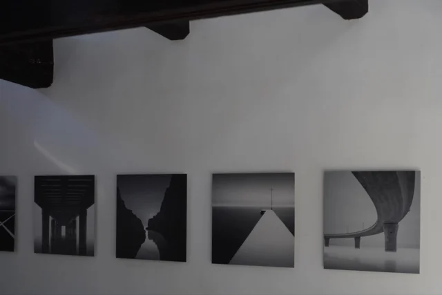 .
2025年11月15日（土）- 11月30日（日）
starnet ZONEにて中村裕紀写真展『 収 斂 花 Convergence Nodes: Duration(∫) 』を開催しております。ZONE では〈収 斂 花: Duration(∫)〉、近くにありますArt into Life では〈収 斂 華:Discreteness(Σ)〉を配し、二会場で同時並置展示しています。静けさを感じるような波動を感じるような世界。ZONEならではの景色とあわせて是非、体感をしに足をお運びください。連日中村さんが在廊してくださっていました。一つひとつの作品をじっくりとみたくなるような興味深いお話をお聞きできるかもしれません。

中村 裕紀 写真展｜双華 Convergence Nodes: Duration(∫) and Discreteness(Σ)

収 斂 花 Convergence Nodes: Duration(∫)
会 場　starnet ZONE
starnet_mashiko 

収 斂 華 Convergence Nodes: Discreteness（Σ）
会 場　Art into Life
@art_into_life.jp 

▪️開催日
2025年11月15日（土）- 11月30日（日）
休廊日：11月19日（水）・20日（木）・26日（水）・27日（木） 

▪️時間
11:00-17:00

▪️会場
starnet ZONE
〒321-4217　栃木県芳賀郡益子町益子3278-1
TEL　0285-72-9661

▪️作家からのメッセージ 
本企画『 双 華 Convergence Nodes: Duration(∫)and Discreteness(Σ) 』は、持続と離散という二つ の時間位相を写像過程に織り込み、その相補双対性を知覚化する実践です。ZONE では〈収 斂 花: Duration(∫)〉、Art into Life では〈収 斂 華:Discreteness(Σ)〉を配し、二会場で同時並置展示します。 
ー かつて時を測る器であった水 ー 
『日本書紀』天智十年(671)四月条には、宮中に水時計「漏刻」を据え、候時に応じて鐘鼓で時を告げた旨 が記されており、これが日本における公的時報の嚆矢とされています。その源流は、紀元前 14 世紀のエジプ ト新王国期の流出式の水時計(クレプシドラ)や、紀元前 1 千年紀のバビロニアにおける水量計時法に遡り、 中国では戦国期から漢代にかけて浮箭を備えた「漏刻」として制度化され、日本へ伝来しました。 
本展では、その来歴に呼応して、音響効果の専門家・高野昌昭(1927‒2007)が自作の音具システム「水琴竹」 を用いて 1978 年に雫の音のみを録音した《しずくたち》[復刻音源:Art into Life(2025)]を空間音響の 核に据え、持続的時間位相を写像過程に織り込んだ水景を中心に展示します。	
ZONE は、場の開きに重心が置かれた開放型・残居想的なホワイトキューブです。そこに内在する「住まう」 という身体感覚は「佇む」ための様態へと移ろい、緩やかな刻が流れています。雫の響きのうちに、ひとときのしじまをお過ごしいただけましたら幸いです。 

▪️作家プロフィール
中村 裕紀｜写真家
独自の思考アーキタイプ〈9bits〉を核に、歴史学・哲学・理論物理学・数理情報学の諸相を越境的に編み結び、持続と離散の時間位相を把捉し、その二相構造を写像過程へと織り込み、〈双華〉シリーズとして理論と光学的実践の往還を通じ、顕と幽のあわいに揺らぐ幽玄性を探究している。

主な受賞歴
PX3（Prix de la Photographie, Paris）
• 2016 People’s Choice 1st Prize  — Fine Art 
• 2016 Gold — Nature
• 2017 1st Prize — Nature
• 2017 Gold — Fine Art

▪️入場料
無料（作品を展示・販売します）

◾️カフェ・ストアのご案内
開館日はstarnetのショップとカフェは通常営業致しております。
open 11:00-17:00（カフェL.O16:30　ランチは売り切れ次第終了となります）。どうぞ、ご利用ください。

◾️駐車場
坂の下の店舗脇、坂の上の駐車場をご利用いただけます。車でお越しの方へのアルコール販売は控えさせていただきます。

#starnet #スターネット #益子
#ZONE #starnetZONE 
#中村裕紀 #写真展

starnet
栃木県芳賀郡益子町益子3278-1
open: 11:00 am ~ 05:00 pm
closed: Thursday
phone: 0285-72-9661
e-mail: starnet@starnet-bkds.com