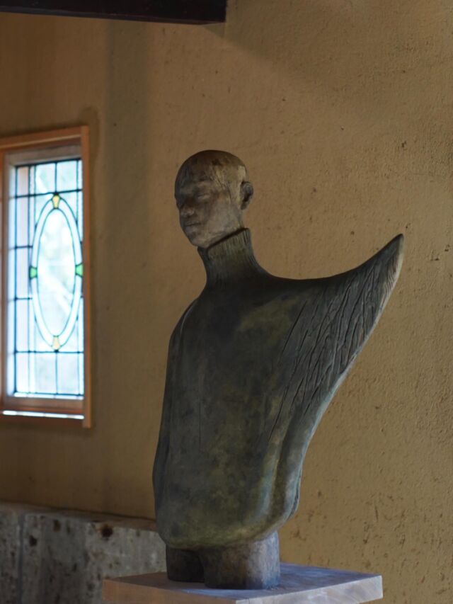 .
2025年11月22日（土）- 12月7日（日）
starnet 丘の上の recode にて、生井亮司『 静寂と光 そして祈ること 』を開催しています。
2008年、starnet ZONEでの個展の企画についてお話をしているときに生井さんとstarnetをはじめた馬場浩史とのあいだで「寒い時期だけど暖房をつけずに、この冷たい空気も大切にしましょう。」と言葉をかわされたといいます。
それから生井さんからみたstarnetの冬は、冷たくて凛とした、そして純度の高い透明な空気のある場所になったとのお話がありました。
『 静寂と光 そして祈ること 』の展示では、この時期だからこそ感じていただける、つめたさや静けさを五感で味わってみませんか?

祈ること と 作ること
登りながら 降りてゆく感覚
手放すことで 吹き込んでくる風
 
それはけして見ることも聞くこともできないけれど
たしかに感じる はたらき あるいは揺動
そうした 沈黙の声  魂に触れるとき
はじめて表現が生成してくる
 
— 生井 亮司

◾️開催日
2025年11月22日（土）〜12月7日（日）
open  金・土・日・祝日
11/22, 23, 24, 28, 29, 30 12/5, 6, 7
 
◾時間
11:00-17:00（最終日15:00まで）

◾️会場
starnet recode
〒321-4217 栃木県芳賀郡益子町益子3278-1
TEL 0285-72-9661
 
[ 対談 ] 12月6日（土）14:00-15:00 西平 直 × 生井 亮司（無料）
 
 
生井さんの乾漆技法を用いた彫刻は、土、石膏、漆、麻を素材に、モデルを含む対象とのやり取りを重ねるなかでひとつの像に納められます。

「ただ形をつくるわけではなくて、彫刻をつくるということ。彫刻になるという瞬間。その瞬間がおとずれるまで、ひたすらやり取りを繰り返すような仕事。彫刻の神さまはなかなか、”いいよ、” とは言ってくれません。」

手触りで歩み寄る輪郭と何処までも捉えきれない応答は、沈黙のなか境界をこえ、祈りそのものとなっていく。
 
◾️作家プロフィール　@ryoji_namai
1974年、栃木県小山市生まれ。父方の祖母の弟は小山市出身の彫刻家 舘野弘青（1916-2005）。 絵を描くのが好きな少年は、十代になると次第に彫刻に関心を抱くようになる。武蔵野美術大学で鍛金を学んだ後、伝統工芸の現場を経験し、小山へ帰郷。教師の仕事を通して、美術の学びが人のあり方を育むさまに心動かされ、東京藝術大学大学院にて美術教育の研究を深める。この頃、衣服をつくる姉を通してスターネットの馬場浩史に出逢う。「日本には深くて静かなアートがあるね」と交わした言葉は、今も作家の背中を支える。
現在、乾漆技法による彫刻作品の制作を行う傍ら、美術制作と人間の関係について京都学派の哲学を援用しながら研究している。
 
◾️入場料
無料（作品を展示・販売します）
 
◾️対談
12月6日（土）14:00-15:00  西平 直 × 生井 亮司
starnet recode（入場無料）

＜ゲストプロフィール＞
西平 直（にしひら ただし）
上智大学グリーフケア研究所・特任教授（副所長）、京都大学名誉教授
1957年、甲府市生まれ。ドイツ哲学・教育哲学を学び、教育人間学、死生学、哲学を専門とする。身体とスピリチュアリティの学びと変容の道をテーマに、西洋・東洋の伝統的な系譜を受け継ぎながら、人のライフサイクルとそれに伴うケアのあり方を、学びの場、執筆、講演等を通じて、問いかけ、応え、深めている。

著書：
『誕生のインファンティア――生まれてきた不思議・死んでゆく不思議・生まれてこなかった不思議』（みすず書房）
『無心のダイナミズム――「しなやかさ」の系譜』（岩波現代全書）
『養生の思想』『修養の思想』『稽古の思想』（春秋社）
『内的経験 こころの記憶に語らせて』（みすず書房） 他
 
◾️カフェ・ストアのご案内
開館日はstarnetのショップとカフェは通常営業致しております。
Open 11:00-17:00（カフェL.O16:30 ランチは売り切れ次第終了となります）。どうぞ、ご利用ください。
 
◾️駐車場
坂の下の店舗脇、坂の上の駐車場をご利用いただけます。車でお越しの方へのアルコール販売は控えさせていただきます。

#starnet #スターネット #益子
#recode
#生井亮司 #乾漆技法 

starnet
栃木県芳賀郡益子町益子3278-1
open: 11:00 am ~ 05:00 pm
closed: Thursday
phone: 0285-72-9661
e-mail: starnet@starnet-bkds.com