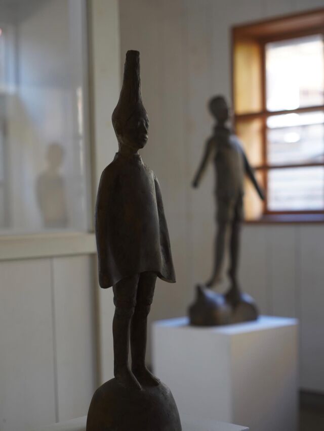 .
2025年11月22日（土）- 12月7日（日）
starnet 丘の上の recode にて開催しておりました生井亮司『 静寂と光 そして祈ること 』が終了いたしました。

最後の週末には京都より西平直さんをお迎えして、生井さんとの対談の場が開かれました。
霜降る季節のrecodeはひときわしんとした空気があります。その静けさに響く揺らぎに、あたたまる場があったように思います。
今回みなさまとご一緒したお話は、益子に向かうお二人の道中にはじまっていて、その道中はこれまで交わされてきた続きにあって、今も、この日の続きを交わされていることと思います。
気の遠くなるような手間と時間をかけた工程を経て、生井さんの彫像はある輪郭に納められ、ひとつの彫刻作品が生まれます。生井さんの中には、次の彫刻へと向かわれる問いとその応答が既にはじまっているようにも感じました。

これからも、その時々に集うみなさまと、その時々の道のことばをご一緒できましたら大変ありがたく思います。
ご来場くださったみなさま、お心を寄せていただいたみなさま、ありがとうございました。

祈ること と 作ること
登りながら 降りてゆく感覚
手放すことで 吹き込んでくる風
 
それはけして見ることも聞くこともできないけれど
たしかに感じる はたらき あるいは揺動
そうした 沈黙の声  魂に触れるとき
はじめて表現が生成してくる
 
— 生井 亮司

生井さんの乾漆技法を用いた彫刻は、土、石膏、漆、麻を素材に、モデルを含む対象とのやり取りを重ねるなかでひとつの像に納められます。

「ただ形をつくるわけではなくて、彫刻をつくるということ。彫刻になるという瞬間。その瞬間がおとずれるまで、ひたすらやり取りを繰り返すような仕事。彫刻の神さまはなかなか、”いいよ、” とは言ってくれません。」

手触りで歩み寄る輪郭と何処までも捉えきれない応答は、沈黙のなか境界をこえ、祈りそのものとなっていく。

◾️開催日
2025年11月22日（土）〜12月7日（日）

◾️会場
starnet recode
〒321-4217 栃木県芳賀郡益子町益子3278-1
TEL 0285-72-9661
 
◾️作家プロフィール　@ryoji_namai
1974年、栃木県小山市生まれ。父方の祖母の弟は小山市出身の彫刻家 舘野弘青（1916-2005）。 絵を描くのが好きな少年は、十代になると次第に彫刻に関心を抱くようになる。武蔵野美術大学で鍛金を学んだ後、伝統工芸の現場を経験し、小山へ帰郷。教師の仕事を通して、美術の学びが人のあり方を育むさまに心動かされ、東京藝術大学大学院にて美術教育の研究を深める。この頃、衣服をつくる姉を通してスターネットの馬場浩史に出逢う。「日本には深くて静かなアートがあるね」と交わした言葉は、今も作家の背中を支える。
現在、乾漆技法による彫刻作品の制作を行う傍ら、美術制作と人間の関係について京都学派の哲学を援用しながら研究している。
 
＜ゲストプロフィール＞
西平 直（にしひら ただし）
上智大学グリーフケア研究所・特任教授（副所長）、京都大学名誉教授
1957年、甲府市生まれ。ドイツ哲学・教育哲学を学び、教育人間学、死生学、哲学を専門とする。身体とスピリチュアリティの学びと変容の道をテーマに、西洋・東洋の伝統的な系譜を受け継ぎながら、人のライフサイクルとそれに伴うケアのあり方を、学びの場、執筆、講演等を通じて、問いかけ、応え、深めている。

著書：
『誕生のインファンティア――生まれてきた不思議・死んでゆく不思議・生まれてこなかった不思議』（みすず書房）
『無心のダイナミズム――「しなやかさ」の系譜』（岩波現代全書）
『養生の思想』『修養の思想』『稽古の思想』（春秋社）
『内的経験 こころの記憶に語らせて』（みすず書房） 他
 
#starnet #スターネット #益子
#recode
#生井亮司

starnet
栃木県芳賀郡益子町益子3278-1
open: 11:00 am ~ 05:00 pm
closed: Thursday
phone: 0285-72-9661
e-mail: starnet@starnet-bkds.com