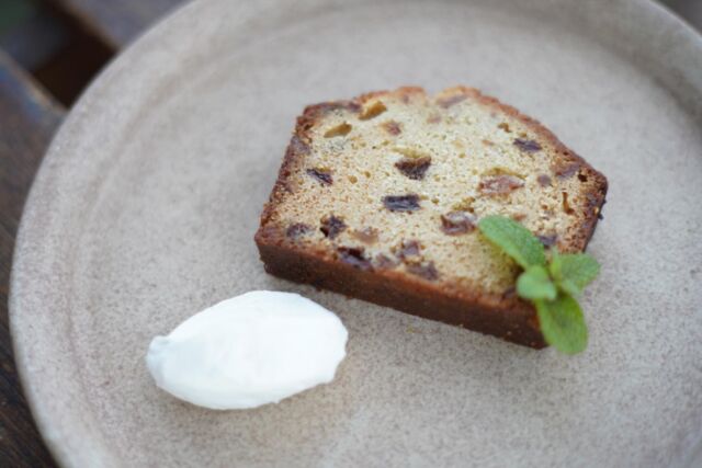 .
STARNET CAFEからのお知らせです。

デザートメニューに『フルーツパウンド』が加わりました。
香気高いラム酒と合わせた、たっぷりのドライフルーツをパウンドケーキのなかへ贅沢に入れております。しっとりとした食感や香りをお楽しみください。

#益子 #starnet #スターネット 
#カフェ #ランチ 

starnet
栃木県芳賀郡益子町益子3278-1
open : 11:00 am ~ 05:00 pm
closed : Thursday
phone : 0285-72-9661
e-mail : starnet@starnet-bkds.coming