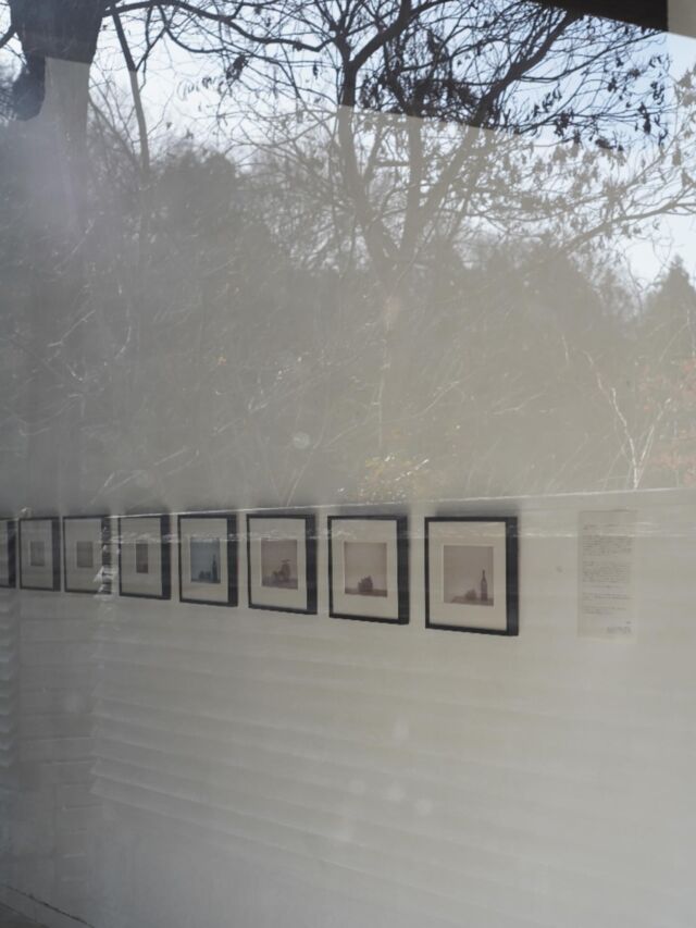 .
2025年 12月13日 (土) -  12月21日 (日) 
starnet ZONE にて、森岡督行『百年の果実』を開催しています。
本日14時からご本人によるお話会が開かれますので是非足をお運びください。

 
 百年前のカメラで百年前の果実を撮ったらどうなるのか。 このような好奇心から、写真展を開催することになりました。 撮影したのは1925 年に登場した桃や葡萄など。 当時の人々が持った期待が、写真の彼方に見えたような気がします。 時間を考えることにも繋がりました。

 — 森岡 督行

◾️開催日
2025年 12/13(土) , 14(日) , 19(金) , 20(土) , 21(日)
※作家在廊日 12/13, 12/19, 12/20

◾時間
11:00-17:00（最終日15:00まで）

◾️お話会 
12月20日（土）14:00-15:00（無料）

◾️会場
starnet ZONE
〒321-4217 栃木県芳賀郡益子町益子3278-1
TEL 0285-72-9661
 

〈 作家メッセージ 〉　
 
●この度、はじめて写真展を開催することになりました。そのきっかけは、私のなかで以下の出来事（AとB）が、ほぼ同時に起こったことによります。  A  2024年の夏、『銀座百点』の連載を執筆していた私は、かつて銀座にあったカメラ店について調べていました。そこではライカが販売されており、その歴史を追ううちに、1925年にライカⅠ型の生産が始まったことを知りました。1925年といえば、松屋銀座が開店した年。その外壁が今も残っていることを思い出し、「1925年製のライカで、1925年築の松屋銀座を撮影したらどうなるだろう」という好奇心が生まれました。百年前のカメラと百年前の建築が出会うとき、そこに何かが起こるのではないか。こういう予感がしたのです。 この関心は建築にとどまらず、同じ1925年に生まれたものへと広がりました。たとえば、桃の白鳳、葡萄のネオマスカット、量子力学、雪印バター、そして書籍など。幸運にも1925年製のライカⅠ型を入手できたため、それを用いて、2025年の一年をかけて撮影してみようとなりました。
   B  2024年の夏、インドの建築家ビジョイ・ジェインさんと話をしていた私は、「カル」というヒンディー語が「昨日」と「明日」の両方を意味することを知りました。さすがは「０」という概念を生んだ国、時間の感覚がまるで違うと思いました。一方で、ある方から「日本語でも、後日が未来を表し、先日が過去を指す」と教わりました。つまり、“後”が未来で、“先”が過去。時間の向きが反転しているのです。この逆転には驚き、私たちの中には、すでに直線的でない時間の感覚が無意識にインストールされているのではないかと考えたくなりました。では、その「別の時間」とは何なのか。未来の反対が過去ではないとすると、何と対応するのか。答えがないということは、そもそも問題が存在しないのか。――もともと写真には、「一瞬」と「永遠」が同居しているという性質があります。写真を撮りながら、2025年の一年をかけて、この時間の問題を考えてみようとなりました。   ●そしていまこうしてAとBをやり終えてみると、次のような感想（A’とB’）を持ちました。  A’  百年前のカメラを百年前のものに向けると、その間にいる私の身体も、百年前の人間と何ひとつ変わっていないことに気づきました。その結果、百年前にタイムスリップしたような気になり、当時の人々が新しい技術や産物に寄せた期待や希望が感じられました。そしてそれが写真にも写り込んだように思います。   B’  時間は、遠い過去から遠い未来へと流れているように思えます。今という静止した一瞬など存在しない――けれど、写真は確かに「今」という瞬間があることを伝えている。 このような時間の不思議を、2026年も写真を撮りながら考えていきたいです。   森岡督行
 
 
◾️作家プロフィール　@moriokashoten 
森岡督行
1974年山形県生まれ。森岡書店代表。著書に『荒野の古本屋』（小学館文庫）、『800日間銀座一周』（文春文庫）など。GINZA SIX Podcast「銀座は夜の6時」ではパーソナリティーを担当している。 https://www.instagram.com/moriokashoten
 
◾️カフェ・ストアのご案内
開館日はstarnetのショップとカフェは通常営業致しております。
Open 11:00-17:00（カフェL.O16:30 ランチは売り切れ次第終了となります。）どうぞ、ご利用ください。
 
◾️駐車場
坂の下の店舗脇、坂の上の駐車場をご利用いただけます。車でお越しの方へのアルコール販売は控えさせていただきます。

#starnet #スターネット #益子
#森岡督行 #写真展 

starnet
栃木県芳賀郡益子町益子3278-1
open: 11:00 am ~ 05:00 pm
closed: Thursday
phone: 0285-72-9661
e-mail: starnet@starnet-bkds.com