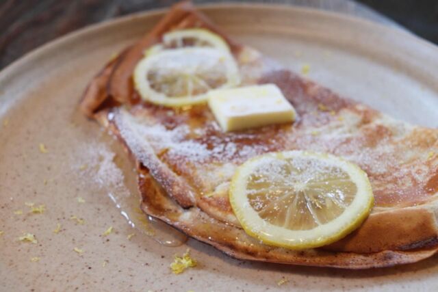 .
STARNET CAFEからのお知らせです。

『はちみつバターと酢橘 サワードゥ・クレープ』が、『はちみつバターと檸檬 サワードゥ・クレープ』へと変わりました。
店頭でも販売しているトネノワはちみつと、檸檬の澄んだ味わいがバターのコクと重なり、豊かな風味を生み出します。
特別農法で育てられた檸檬は、皮ごと安心してお楽しみいただけます。

#益子 #starnet #スターネット 
#カフェ #STARNETCAFE

starnet
栃木県芳賀郡益子町益子3278-1
open : 11:00 am ~ 05:00 pm
closed : Wednesday Thursday
phone : 0285-72-9661
e-mail : starnet@starnet-bkds.com