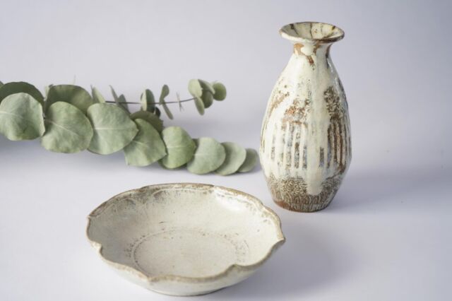 .
2026年3月14日(土)より、Gallery遊星にて
「高橋祐也 展　ー土地と時を宿すー」
 を開催いたします。

益子陶器市で出会った作家・高橋祐也さん。宮城県柴田町に十祐窯(jiyugama)を構え、日々の作陶を行なっています。
近所の農家さんからもらった藁を自ら燃やして灰釉をつくり、印花や象嵌の模様にかけ流す作風からは、自然そのもの、風土そのものと、造形の技が融合した、なんとも得難い美しさを感じます。
starnetで初の企画展に、新しい作品が並びます。ぜひお楽しみください。

ー

光が煌めいたり、美しい植物のように心に染み込んで癒されたり。
そのような心地の良い器をイメージし、日々制作しています。
ワラ灰釉の変化、印花や彫りの装飾を、見て使って楽しんでもらえればと思います。
 
ー 髙橋 祐也

@yuya.takahashi_jiyu 

■期間
2026年3月14日(土) − 3月29日(日)
※定休日 19日(木)、26日(木)

■時間
11:00〜17:00

■会場
Gallery 遊星（starnet 2F）
〒321-4217 栃木県芳賀郡益子町益子 3278-1
TEL 0285-72-9661

#starnet #益子
#gallery遊星
#高橋祐也 #唐津

starnet
栃木県芳賀郡益子町益子3278-1
open : 11:00 am ~ 05:00 pm
closed : Thursday
phone : 0285-72-9661
e-mail : starnet@starnet-bkds.com