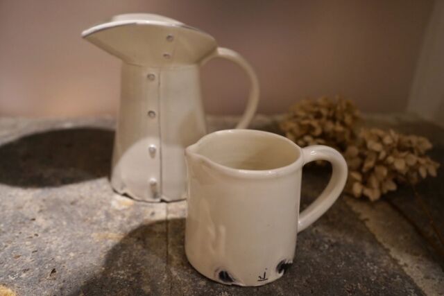 .
ストアより入荷のお知らせです。

鈴木環さんの器が届きました。

黒のピジョンカップを中心に、食卓を豊かに彩る器から、
ピッチャーや燭台などの居室でのひとときを楽しくしてくれる作品まで
多彩に揃っております。

ぜひ店頭にて、お手に取ってご覧くださいませ。

@k.s1120 

#益子 #starnet #鈴木環 #スターネット

.
starnet
栃木県芳賀郡益子町益子3278-1
open : 11:00 am ~ 05:00 pm
closed : Thursday
phone : 0285-72-9661
e-mail : starnet@starnet-bkds.com