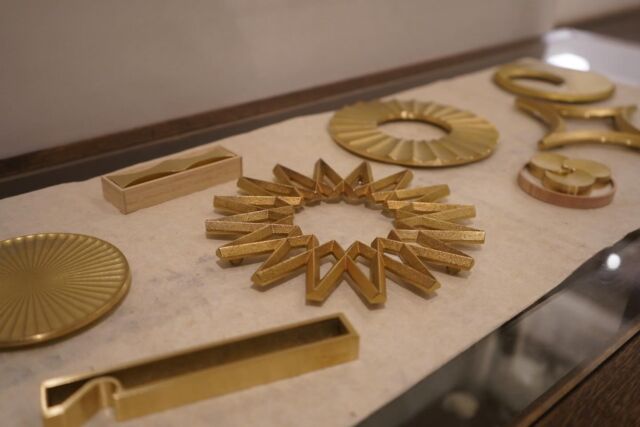 .
新たにFUTAGAMIさんのお取り扱いをはじめました。

もともと仏具を中心とした工芸品を手がけてきたメーカーで、その技術を活かし、生活用品なども展開されています。

当店では、真鍮素材の鍋敷きや箸置きなどを中心にご紹介。

時間とともに空気に触れ、少しずつ色合いを深めながら「熟成」していく様子をお楽しみください。

@futagami 

#starnet #真鍮 #futagami