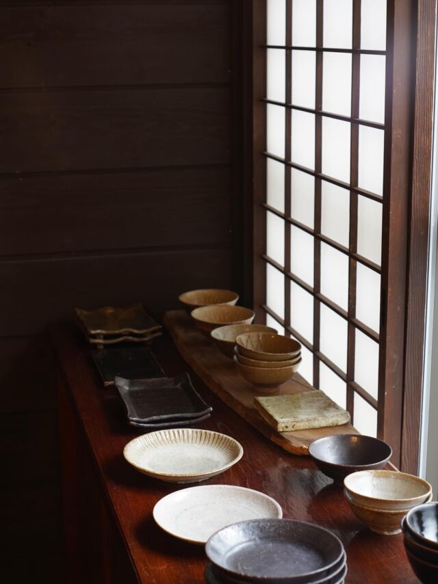 .
2026年3月14日(土)より、Gallery遊星にて
「高橋祐也 展　ー土地と時を宿すー」
 を開催いたします。

宮城県柴田町の高橋さんの工房を訪ねました。

最寄駅から工房へ向かう車窓の景色は、点在する民家や畑がどこもきちんと整えられているのが印象的でした。
このあたりでは、自分たちの住まいを丁寧に整えることが昔からの風習なのだそうです。

手入れされた細い山道を登ると、ひらけた場所に木板の看板。 筆と墨で書かれた「十祐窯」の文字はお父様のものだといいます。

キウイなどの果樹、椿や木蓮などさまざまな植物が植えられた庭。 その横に、ギャラリーと工房を兼ねた建物があります。
周りには薪や煉瓦、種類ごとに分けられた灰や材料が整然と並んでいました。

瓦屋根の平屋の扉を開けると、白壁と木を基調とした静かなギャラリー。 棚やテーブルには高橋さんの器が並び、壁には銅版やドローイングの作品が額装されています。
ところどころの花器には庭の花がさりげなく生けられ、空間にやわらかな気配を添えていました。

工房の一角には、丁寧に手入れされ長く使われてきた灯油窯も据えられています。

師匠と同様にお客様にはお茶を点てている、と高橋さん。
ご自身の器に、ご近所の和菓子屋さんのごま団子がそっとのせられていました。

唐津で学ばれた線彫、印花紋、象嵌といった細やかな技法。 そこへ大胆に灰釉をかけ、灯油窯で焼き上げることで、ひとつひとつに豊かな表情が生まれます。

日常の器として、暮らしの中でその変化を楽しめる器です。

初日、2日目には、高橋さんも在廊予定です。
ぜひ会場でお話を聴きながらゆっくりとご覧ください。

@yuya.takahashi_jiyu 

■期間
2026年3月14日(土) − 3月29日(日)
※定休日 19日(木)、26日(木)

■時間
11:00〜17:00

■会場
Gallery 遊星（starnet 2F）
〒321-4217 栃木県芳賀郡益子町益子 3278-1
TEL 0285-72-9661

#starnet #益子
#gallery遊星
#高橋祐也 #唐津

starnet
栃木県芳賀郡益子町益子3278-1
open : 11:00 am ~ 05:00 pm
closed : Thursday
phone : 0285-72-9661
e-mail : starnet@starnet-bkds.com