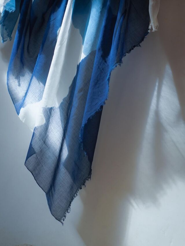 .
2026年4月4日(土)より、Gallery遊星にて
「わらたに　藍染展」を開催いたします。

江戸時代から続く「天然藍灰汁発酵建て」による染色を行っている、わらたに。
その技法は、徳島産のスクモ（発酵させた藍の葉）に、麩や石灰、日本酒などを加えて発酵させた染液を用い、自然の力を生かしながら一点一点染め重ねていきます。
深く澄んだ藍の色合いと、色落ちや色移りの少ない堅牢さ、そして環境を汚染しない循環型の染色であることも特徴です。

.

益子で昔ながらの藍染でものづくりをしています。
藍の色は昔から庶民の色でした。
気に入った色を生活の中に取り入れ
昔の人がそうしてきたように色の移り変わりを感じながら永く使っていただければ嬉しいです。

 ー わらたに

@waratani_ 

■期間
2026年4月4日(土) − 4月19日(日)
※定休日 9日(木)、16日(木)

■時間
11:00〜17:00

■会場
Gallery 遊星（starnet 2F）
〒321-4217 栃木県芳賀郡益子町益子 3278-1
TEL 0285-72-9661

#starnet #益子
#gallery遊星
#わらたに #藍染

starnet
栃木県芳賀郡益子町益子3278-1
open : 11:00 am ~ 05:00 pm
closed : Thursday
phone : 0285-72-9661
e-mail : starnet@starnet-bkds.com