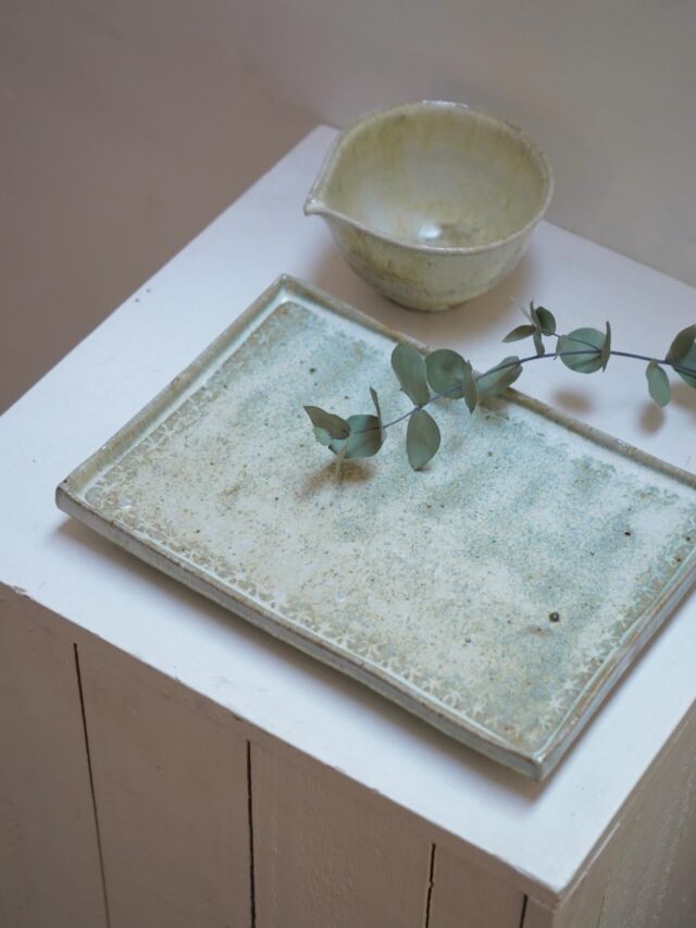 ･
2026年3月14日(土)〜29日(日)
Gallery遊星にて
「高橋祐也 展　ー土地と時を宿すー」を開催しております。

全体として、装飾は主張しすぎず、しかし確実に視線を引き寄せる高橋さんの器たち。
華やかさと静けさ、素朴さと気品が同時に立ち上がるような、奥行きのある佇まい。
使い込むほどにさらに表情を深めていきそうな、時間を受け止める余白を感じさせます。

･

光が煌めいたり、美しい植物のように心に染み込んで癒されたり。
そのような心地の良い器をイメージし、日々制作しています。
ワラ灰釉の変化、印花や彫りの装飾を、見て使って楽しんでもらえればと思います。
 
ー 髙橋 祐也

@yuya.takahashi_jiyu 

■期間
2026年3月14日(土) − 3月29日(日)
※定休日 19日(木)、26日(木)

■時間
11:00〜17:00

■会場
Gallery 遊星（starnet 2F）
〒321-4217 栃木県芳賀郡益子町益子 3278-1
TEL 0285-72-9661

#starnet #益子
#gallery遊星
#高橋祐也 #唐津

starnet
栃木県芳賀郡益子町益子3278-1
open : 11:00 am ~ 05:00 pm
closed : Thursday
phone : 0285-72-9661
e-mail : starnet@starnet-bkds.com