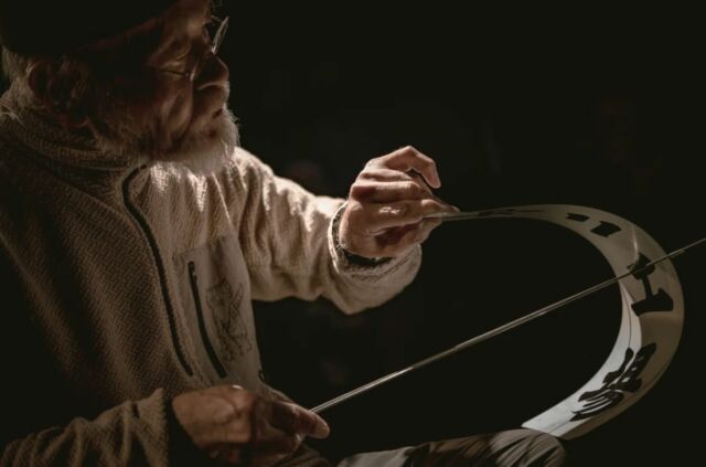 「鈴木昭男|音をたどる」ワークショップ&パフォーマンス開催。

すこし先の話になりますが、サウンドアーティスト鈴木昭男さんによる２日間のワークショップ＆パフォーマンス「鈴木昭男｜音をたどる」をひらきます。
益子starnetでは9月12日（土）～13日（日）。ほかに山梨県北杜市listudeでは9月5日（土）～6日（日）に開催されます。
2days ワークショップのほか、13日（日）午後のみ参加のチケットもございます。

サウンドアーティスト鈴木昭男さんは、1960年代から活動を始め、音をめぐる表現をさまざまなかたちで行ってきました。
starnetともゆかりがあり、2009年にライブパフォーマンスがひらかれています。
この企画を立ち上げ、ファシリテーションを務めるのは西村佳哲さん。西村さんも、著書『自分の仕事をつくる』でstarnet創業者馬場浩史さんをインタビューした、ゆかりの深い方です。
２日間のワークショップはキャンセル待ちの受付中。トーク＆パフォーマンスにはまだ余裕があります。
詳細と申し込みは西村さんのnoteをご覧ください。https://note.com/lw_nish/n/n42554317b913
（撮影：井上嘉和）