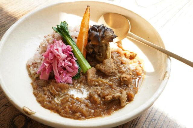 【STARNET CAFE 】春の陶器市特別メニューのご紹介。

いよいよ４月29日（水）から春の陶器市が開催されます。
STARNET CAFE では、通常メニューはお休みしカレーを提供いたします。

4種のスパイスと玉ねぎの甘さ、鶏のうまみが調和したカレーの上には、
益子町でとれた野菜を中心にトッピング。
お米は今年も上野長一さんのお米を使用しております。

お米は併設するストアでも購入いただけますので、こちらも併せてご覧ください。

#益子 #starnet #スターネット #カフェ
#陶器市STARNETCAFE
.
starnet
栃木県芳賀郡益子町益子3278-1
open : 11:00 am ~ 05:00 pm
closed : Thursday
phone : 0285-72-9661
e-mail : starnet@starnet-bkds.com