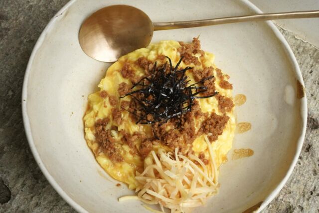 【STARNET CAFE】春の陶器市 特別メニューのご紹介

4月29日（水）より開催される春の陶器市期間中、先日ご紹介したカレーに加え、親子丼をご用意いたします。

お米の上には、栃木県産の平飼い卵を2個分たっぷりと使用し、
甘辛く仕上げたそぼろに、自家製の紅しょうがが効いています。

長く親しまれてきたメニューが、この期間限定で復活いたします。

手間ひまかけた一皿を、ぜひお楽しみください。

#益子 #starnet #スターネット #カフェ
#陶器市STARNETCAFE
.
starnet
栃木県芳賀郡益子町益子3278-1
open : 11:00 am ~ 05:00 pm
closed : Thursday
phone : 0285-72-9661
e-mail : starnet@starnet-bkds.com