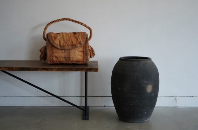 吉田カバン「LUGGAGE LABEL -温故知新- 」企画展を開催します。

1935年、カバン職人であった吉田吉藏が東京・神田須田町で「吉田鞄製作所」を創業。日本の職人の技にこだわり、素材選びから、デザイン、縫製にいたるまで、丁寧に、真剣に、こだわるものづくりの姿勢を持ち続けて、90年が経ちました。
いま、様々なブランドを持ち、グローバルに展開する吉田カバンですが、日本の古くからのものづくりと共鳴して、伝統的技法をいまもこれからも残そうという思い、土に還る、自然に還る循環の思想、使い続けることで風合いと愛着が増すものと人との関係。こうしたことを問い直すブランド「LUGGAGE LABEL」が始動しています。
 
展開しているのは３つのシリーズ。
 
「TRUE BLUE」
通気性と吸水性に優れる「麻糸」、植物タンニンでなめした「牛革」、豊穣の象徴として大切にされてきた「鹿の角」、そして人類最古の染料と言われる「藍」。日本人の暮らしを彩ってきたものづくりの知恵や想いをふんだんに詰め込んだ、「TRUE BLUE」
 
「OLD NEW」
紀元前四世紀頃に生まれ、平安時代に日本に伝わった「柿渋」。高い防水性・防腐性の作用を持つ柿渋は、古くから日常の道具、衣類、建築、薬などに使われてきました。中綿の入った生地で作られた真っ白なバッグを、滋賀の染色職人がひとつひとつ丁寧に染め上げている「OLD NEW」
 
「FILAMENT」
日常のさまざまな道具に使われる「竹」。適度なしなりと硬さを兼ね備え、細工を施すことで多様なものに生まれ変わっていくこの素材は、日本の工芸、民藝を支えてきた素材でもあります。、使い込むほどに風合いが増す、厚めの帆布の本体に、レザーのハンドルや真鍮の鋲など吉田カバンらしいこだわりのデザインに、竹のハンドルが融合した「FILAMENT」
 
この３シリーズを実際に手にとっていただき、
starnetに並ぶ多くの手しごととのシンクロニシティ、
吉田カバン「LUGGAGE LAVBEL」の手しごとの奥深さを感じていただければ。
 
 
 

期間：2026年4月29日（水・祝日）～5月17日（日）
時間：11:00-17:00
会場：Gallery遊星（starnetストア２階）
店休・休廊日：４月３０日（木）５月７日（木）５月８日（金）　５月14日（木）

#starnet #luggagelabel