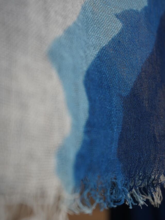 .
Gallery遊星にて開催しております「わらたに　藍染展」も残すところあと4日となりました。
纏うもの、飾るもの、初日より点数を増やして
皆様のご来場をお待ちしております。
これからの季節が楽しくなるような作品ばかりです。

江戸時代から続く「天然藍灰汁発酵建て」による染色を行っている、わらたに。
その技法は、徳島産のスクモ（発酵させた藍の葉）に、麩や石灰、日本酒などを加えて発酵させた染液を用い、自然の力を生かしながら一点一点染め重ねていきます。
深く澄んだ藍の色合いと、色落ちや色移りの少ない堅牢さ、そして環境を汚染しない循環型の染色であることも特徴です。

.

益子で昔ながらの藍染でものづくりをしています。
藍の色は昔から庶民の色でした。
気に入った色を生活の中に取り入れ
昔の人がそうしてきたように色の移り変わりを感じながら永く使っていただければ嬉しいです。

 ー わらたに

@waratani_ 

■期間
2026年4月4日(土) − 4月19日(日)
※定休日 9日(木)、16日(木)

■時間
11:00〜17:00

■会場
Gallery 遊星（starnet 2F）
〒321-4217 栃木県芳賀郡益子町益子 3278-1
TEL 0285-72-9661

#starnet #益子
#gallery遊星
#わらたに #藍染

starnet
栃木県芳賀郡益子町益子3278-1
open : 11:00 am ~ 05:00 pm
closed : Thursday
phone : 0285-72-9661
e-mail : starnet@starnet-bkds.com