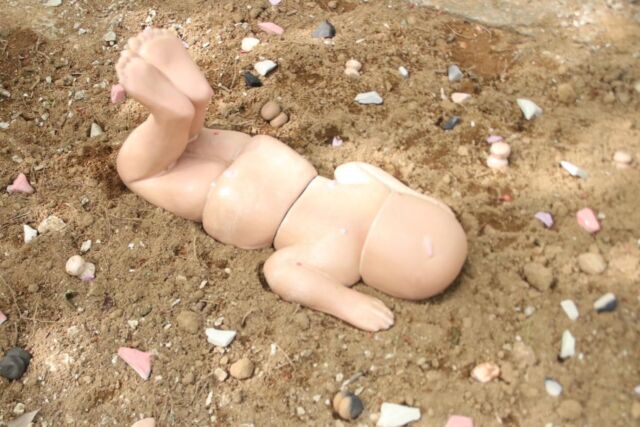 .
本日4/18(土)よりシシヤマザキ個展「KISS」が始まります。
 
陶板作品、立体作品を中心に
シシさんの世界観を体感いただけます。
starnetZONEの会場を存分に活かした展示を是非お楽しみください。　
 
■期間 2026年4月18日(土) − 5月17日(日)
※休廊日 4月23日(木)、30日(木)、5月7日(木)、8日(金)、14日(木)
■時間 11:00〜17:00
■会場 starnet ZONE 〒321-4217 栃木県芳賀郡益子町益子3278-1
TEL 0285-72-9661
 
 
〈作家メッセージ〉
移住して今年で7年目を迎える益子町での初個展を、ここstarnet ZONEで開催できることをとても誇りに思います。
素手で食べ物に触ったり、土に触れる時間が増えるほど、自分の暮らしの中でのインスピレーションが広がっていくのを感じています。
 
私たちの腸内や土壌も多様な菌によって豊かになるように、多様な人々、多様なアイデアが個人も環境も豊かにするということを、町での暮らしで教えてもらいました。
豊かに満ちた状態は恋に落ちるような気持ちと似ています。
人生のどのタイミングでも、季節や自然の中に恋を見つけることができると感じた時、どんなことがあっても大丈夫だと思えるようになりました。
正解のない造形作業に1人で向かう作業は不安が先行しがちですが、環境に助けられて初めて、喜びを土に練り込むようにして作ることができていると感じます。 
－シシヤマザキ @shishiy
 
■作家プロフィール
水彩画風の手描きロトスコープアニメーションを独自の表現方法として確立。
独特のピンク色を多用した作品は、シシピンクと呼ばれている。
CHANEL、PRADAや資生堂などのブランドのプロモーション制作を担当し、世界的に活躍。
オリジナルアニメーション「YA‐NE‐SEN a Go Go」(2011)、「やますき、やまざき」(2013) は国内外問わず数多くのフェスティバルで上映。
2020年より陶芸制作に集中するため栃木県益子町に移住。
2024年にNHK連続テレビ小説「虎に翼」のオープニング映像を手がけ話題を呼ぶ。
陶芸や絵画のほか、歌を中心としたパフォーマンスを各地で開催するなど、多岐にわたり活躍中。
 
#starnet #益子 #starnetZONE #シシヤマザキ 
starnet 栃木県芳賀郡益子町益子3278-1 
open : 11:00 am ~ 05:00 pm 
closed : Thursday 
phone : 0285-72-9661 
e-mail : starnet@starnet-bkds.com