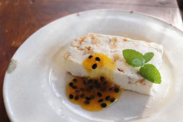 .
STARNET CAFEからのお知らせです。

今年もセミフレットの季節がやってきました。
フルーツソースの酸味とキャラメリゼされた具材の甘さが際立つ
夏らしい一皿です。
ぜひご堪能ください。

#益子 #starnet #スターネット 
#カフェ #STARNETCAFE

starnet
栃木県芳賀郡益子町益子3278-1
open : 11:00 am ~ 05:00 pm
closed : Wednesday Thursday
phone : 0285-72-9661
e-mail : starnet@starnet-bkds.com
