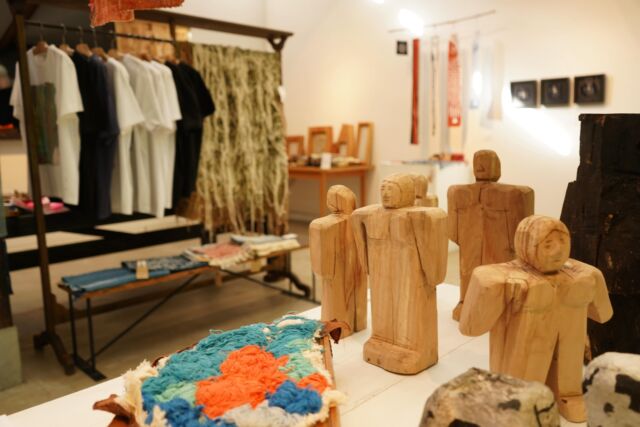 ギャラリーZONEにて明日から始まる
〈こここ〉企画展の設営が完了しました。

全国9つの福祉施設で生み出されている
さまざまな手仕事の作品をはじめ、
日常雑貨・食品などが並び空間を豊かに彩ります。

企画展初日 である5/30（土）は、
14時から〈こここ〉編集部によるオープニングトークと
15時から参加者を交えた交流会を開催します。

会場では足利のココ・ファーム・ワイナリーのドリンクや、
フードも販売いたします。
ぜひご参加ください（参加費:無料）
.

【イベント詳細はこちらから】
https://co-coco.jp/series/event/exhibition-anniversary5th/?utm_source=ig&utm_medium=social&utm_content=link_in_bio&fbclid=PAdGRleASFuABleHRuA2FlbQIxMQBzcnRjBmFwcF9pZA8xMjQwMjQ1NzQyODc0MTQAAaeInpW7LjkDloB2vpt3NgqWy3WqGXnlJHSUuedBJhbnPaVUfEW8boi1aZGebw_aem_Ad6o-YtkyRuAGpjkPnfB3A
.
.
#starnet #starnetZONE #益子 
#こここ #福祉とものづくり

starnet
栃木県芳賀郡益子町益子3278-1
open : 11:00 am ~ 05:00 pm
closed : Thursday
phone : 0285-72-9661
e-mail : starnet@starnet-bkds.com
