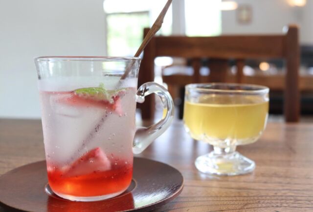 STARNET CAFE からのお知らせです。
 
カフェでは、季節限定で「いちごのスカッシュ」を提供しております。
 
カフェでも使用していたひとみいちご農園のいちごをシロップに仕立て、
炭酸で割った爽やかな一杯に仕上げました。
@hitomi_strawberryfarm 
 
暑い夏には、当店オリジナルの茶葉を発酵させてつくった発酵スパークリングティーもおすすめです。

#STARNETCAFE#季節のスカッシュ
#苺#コンブチャ
 
starnet
栃木県芳賀郡益子町益子3278-1
open : 11:00 am ~ 05:00 pm
closed : Thursday
phone : 0285-72-9661
e-mail : starnet@starnet-bkds.com