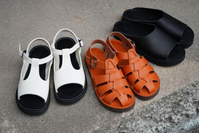 スターネットオリジナルライン 〝Organic handloom”サンダルのご紹介。
 
starnet益子をルーツとし、誕生した〝Organic handloom”の靴は
手仕事の大切さと"履き、歩く"ことの快適さをとことん考え、
品質にこだわったものづくりを続けてきました。
 
これからの季節に活躍するサンダルは、
丁寧に鞣された柔らかな革を使用しており、軽やかな履き心地が魅力です。
カジュアルになりすぎず、さまざまなシーンで心地よくお使いいただけます。
 
ぜひ店頭でお試しください。
 
 
#starnet#Oganichandloom#革靴#サンダル
 
starnet
栃木県芳賀郡益子町益子3278-1
open : 11:00 am ~ 05:00 pm
closed : Thursday
phone : 0285-72-9661
e-mail : starnet@starnet-bkds.com