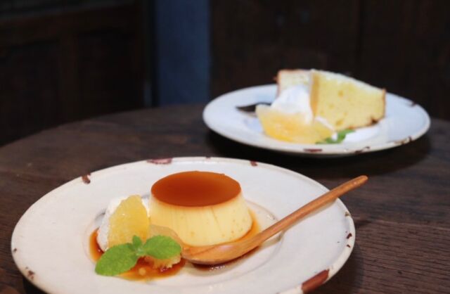 STARNET CAFEでは、市貝町のひのき山農場の平飼有精卵を使用しています。

生後すぐのひよこのうちから 自然の光と風と土のもと 
のびのびと飼育された鶏は
鶏自身の免疫力が高まり、健康な卵を産むことができます。

味に臭みがなく、あっさりしながらも旨味があるのが特徴です。

デザートメニューのプリンやシフォンケーキにも使用しており、
どちらも卵の美味しさを生かした 甘すぎないシンプルな味に仕上がっています。

そのほかの食事メニューにも使用し
ストアでも販売しておりますので、ぜひご賞味ください。

 
#starnet #STARNETCAFE #益子 #プリン #シフォンケーキ

starnet
栃木県芳賀郡益子町益子3278-1
open : 11:00 am ~ 05:00 pm
closed : Thursday
phone : 0285-72-9661
e-mail : starnet@starnet-bkds.com