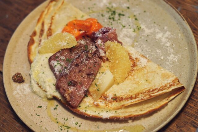 .
STARNET CAFE【季節のランチセット】で提供しているメインディッシュ
「シャルキュトリとチーズ サワードゥ・クレープ」をご紹介いたします。

モチっと弾力のあるサワードゥ（発酵種）のクレープ生地は
小麦粉をベースに、ストアでも人気の「いろいろ米」を少量混ぜ込んでいます。

主役のシャルキュトリ（豚肉のパテ）には、くるみとスパイスが入っており
益子の「とん太ファミリー」さんにstarnetオリジナルのレシピで作っていただいています。

ほかにもハモンセラーノ（生ハム）、大豆ペースト、チーズに加え、
季節のフルーツと、野菜の酢漬けもトッピング。
（フルーツと野菜の内容は時季によって変わります）

仕上げに粉チーズ、イタリアンパセリ、ブラックペッパー、オリーブオイルをかけています。

シャルキュトリや生ハム、チーズの濃厚な味わいを
みずみずしい野菜やフルーツが爽やかに緩和してくれ、
さまざまな食感と風味が絶妙なバランスで構成された一皿となっております。
ぜひご賞味ください。

#starnet #STARNETCAFE #益子カフェ 
#クレープ #シャルキュトリ

starnet
栃木県益子町益子3278-1
open : 11:00 am ~ 05:00 pm
closed : 木曜日
phone : 0285-72-9661
e-mail : starnet@starnet-bkds.com