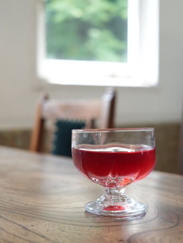 .
STARNET CAFEで提供している「コンブチャ」をご紹介いたします。

コンブチャ（KOMBUCHA）とは、お茶に砂糖と菌株（スコビー）を入れて発酵させた
微炭酸の植物性発酵飲料。

お腹の調子を整える、体の酸化を抑える、めぐりを良くするなど
体にうれしい効能も期待できます。

現在カフェで提供しているものは、就労継続支援B型事業所「ムジナの庭」で作られているハーブティーの一種『ハイビスカス』の茶葉を使用しています。

ハイビスカスの酸味と微炭酸が爽やかで飲みやすく
今の時期にぴったりな1杯となっております。
ぜひご賞味ください。

（＊茶葉の種類は時期により変更いたします）

#STARNETCAFE #starnet #益子カフェ #コンブチャ

starnet
栃木県益子町益子3278-1
open : 11:00 am ~ 05:00 pm
closed : 木曜日
phone : 0285-72-9661
e-mail : starnet@starnet-bkds.com