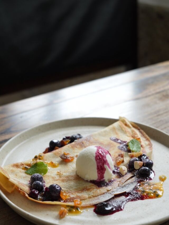 .
STARNET CAFEからのお知らせです。

現在カフェでは、柑橘のクレープに代わり
新たに「ブルーベリーとパッションフルーツのクレープ」の提供が始まりました。

もっちりとしたサワードゥ（発酵種）のクレープ生地に、自家製のキスミルアイスをのせ、
地元産のブルーベリーとブルーベリーソース、パッションフルーツソースを合わせました。

仕上げに散らしたキャラメルナッツが香ばしいアクセントを添えています。

ブルーベリーのやさしい甘みとパッションフルーツの爽やかな酸味が広がる、この季節だけの味わいです。
ぜひお楽しみください。

#STARNETCAFE #starnet #益子 #益子カフェ #ブルーベリー

starnet
栃木県益子町益子3278-1
open : 11:00 am ~ 05:00 pm
closed : 木曜日
phone : 0285-72-9661
e-mail : starnet@starnet-bkds.com