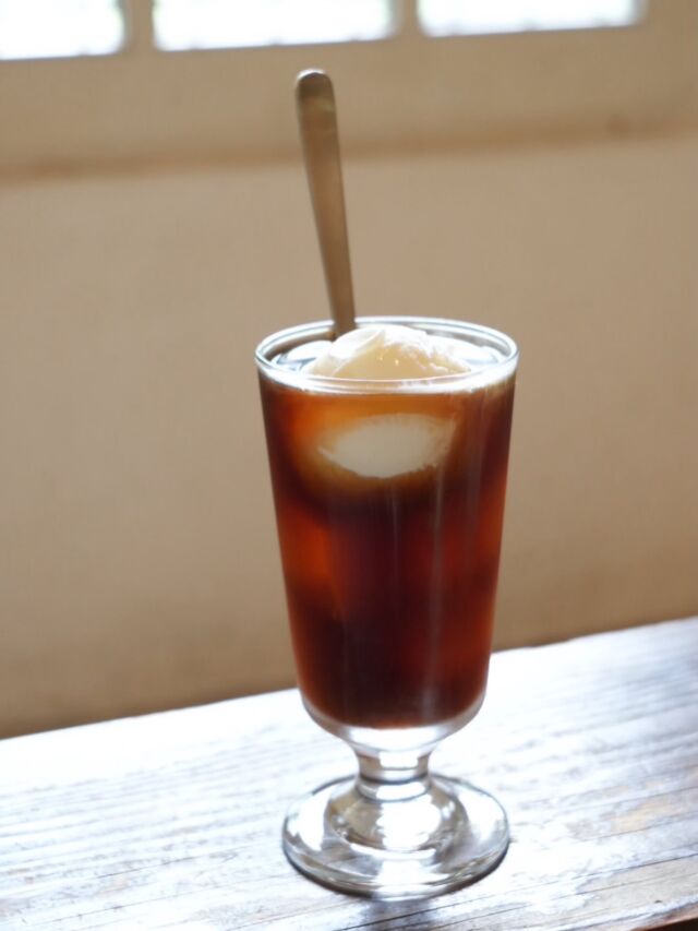 STARNET CAFEからのお知らせです。

新たに登場したメニュー「コーヒーフロート」をご紹介いたします。

オリジナルのコーヒー豆（シティブレンド）から淹れたアイスコーヒーに、
「森林ノ牧場」のミルクアイスを添えました。

コーヒーのほどよい苦みと、ミルクアイスのまろやかでクリーミーな甘さが重なり、
すっきりとした味わいの中にやさしいコクを感じていただける一杯です。

期間限定での提供となりますので
この季節だけの味わいを、ぜひお楽しみください。

#STARNETCAFE #starnet #益子カフェ #コーヒーフロート

starnet
栃木県益子町益子3278-1
open : 11:00 am ~ 05:00 pm
closed : 木曜日
phone : 0285-72-9661
e-mail : starnet@starnet-bkds.com