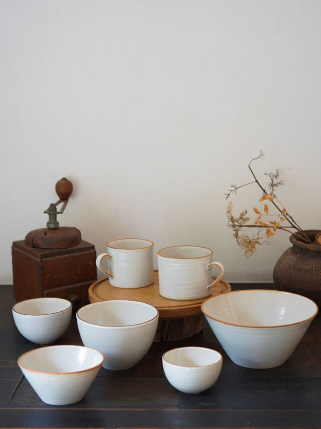 スターネットオリジナルブランド「Organic handloom」の器をご紹介します。

白マットのすっきりとした質感に、陶器そのものの風合いを感じられる
茶色のラインがアクセントになった「茶ライン白マットシリーズ」。

従来の益子焼の印象とは違う、薄手で軽やかなつくりが魅力です。

丸ボウル、角ボウル、マグカップの3種類を、日々の食卓で使いやすいサイズで展開。
料理を引き立てながらも主張しすぎず、食卓に自然になじみます。

オンラインストアでもご紹介しておりますのでぜひご覧ください。

#starnet #益子 #テーブルウェア 

starnet
栃木県益子町益子3278-1
open : 11:00〜17:00
closed : 木曜日
phone : 0285-72-9661
e-mail : starnet@starnet-bkds.com