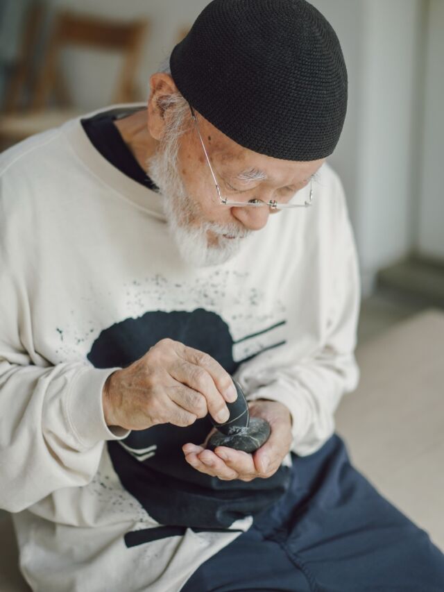 9月12日（土）～13日（日）にかけてサウンドアーティスト・鈴木昭男さんによる
2日間のワークショップ＆パフォーマンス「鈴木昭男｜音をたどる」が開催されました。
 
ワークショップでは、このイベントを企画された西村佳哲さんがファシリテーションを務め、
参加者のみなさまを鈴木昭男さんの音の世界へと導き、その演奏を楽しんでいただきました。
 
益子の作家・KINTAさんが制作した楽器を鈴木さんが奏でる場面もあり、
ここでしか生まれない音の時間が流れ、starnet ZONEはその音に包まれ、心地よい空間となりました。
 
当日の様子を写真でお届けします。

starnet
栃木県益子町益子3278-1
open : 11:00 am ~ 05:00 pm
closed : 木曜日
phone : 0285-72-9661
e-mail : starnet@starnet-bkds.com