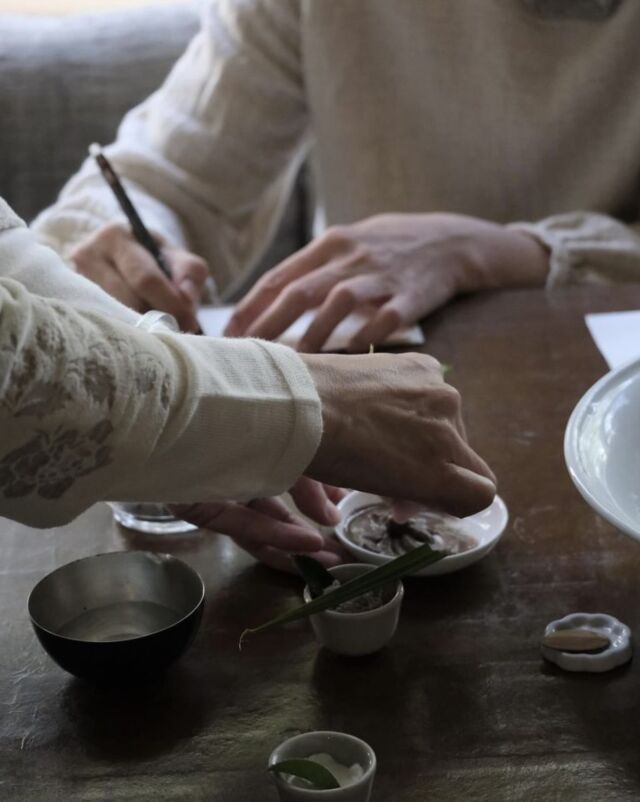 .
いよいよ来週末10月10日（土）より、eavam展「北タイの手しごと——クラフトスキンケア、お茶、刺繍」を開催いたします。

衣類が身体を守るもの、そうなりたいと願う理想のイメージや意味を着るものであるように、
肌に乗せるスキンケアプロダクトも、作り手や素材が引き連れてくる物語や肌を憩わせる手触りを、使う人の体に纏わせるもの。

そうした想いで、2017年よりタイ北部、チェンマイの郊外にアトリエを開いたeavam。

石鹸やバームなどのクラフトスキンケアプロダクトをハンドメイド。
また、茶房を営み、北タイの森で自然栽培する台湾式のお茶——野放の烏龍茶、樹齢600−970年の茶の古樹から作る普洱茶を提供。
そして、北タイの職人たちのていねいな手による刺繍バッグも届ける。

eavamを営むのは大橋二郎さんと花岡安佐枝さん。
大橋さんはもとはデザインや編集の仕事の携わり、花岡さんはコスメティックの開発のお仕事をしながらコンテンポラリーダンサーとしても活動されていた方。

おふたりが、地元の女性や職人の方々と、環境にも人にも安全で上質な製品（中身）はもちろんのこと、
手漉き紙や布、竹、陶器などを使った、極力ゴミの出ない再利用できることを前提に、何より美しい居住まいのものとなるデザインを心がけ、
北タイで今も手仕事を続ける職人さんとの共同作業を通し、伝統工芸の継承にも努めているeavam。

このたび、そんなeavamをstarnetにお招きし、
美しく誠実な手しごとの奥にある想いと物語をみなさまと共にしたいと願っております。

◾️期 間　2026年10月10日（土） – 10月25日（日）
◾️時 間　11:00-17:00
◾️会 場　Gallery遊星

close : 木曜日（10/15, 22）

#starnet #益子 #eavam

starnet
栃木県芳賀郡益子町益子3278-1
open: 11:00 am ~ 05:00 pm
closed: 木曜日
phone: 0285-72-9661
e-mail: starnet@starnet-bkds.com