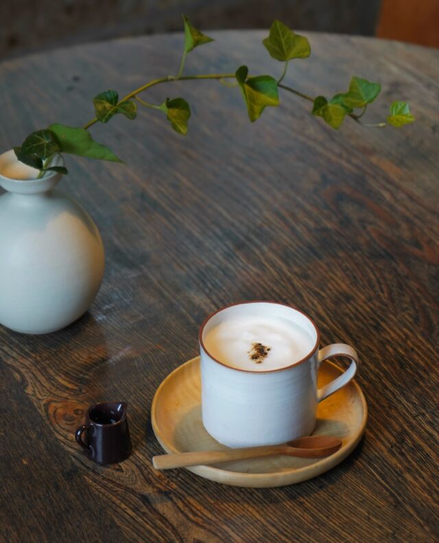 STARNET CAFEよりお知らせです。
 
10月17日（土）より、「野草茶ラテ（ホット）」の提供を始めます。
 
在来麦、陳皮、カワラケツメイ、生姜を独自にブレンドしたオリジナルの野草茶に、
ミルクを合わせたあたたかなドリンクです。
 
野草茶の香ばしくやさしい風味に、ミルクのまろやかさが重なり、
ほっと心ほどけるような味わいに仕上がりました。
 
自家製の黒蜜を添えてご提供しますので、お好みでほんのりとした甘さを加えながら、味わいの変化もお楽しみいただけます。
 
少しずつ肌寒さが増してくるこの季節。
からだの内側からじんわりと温まる、やさしい一杯をぜひご賞味ください。
 
 
#starnet #STARNETCAFE #益子 #益子カフェ #野草茶

starnet
栃木県芳賀郡益子町益子3278-1
open: 11:00 am ~ 05:00 pm
closed: 木曜日
phone: 0285-72-9661
e-mail: starnet@starnet-bkds.com
